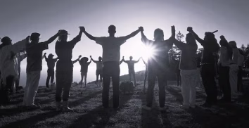 Groupe de personnes main dans la main représentant la convivialité
